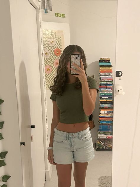 Low Rise Shorts Outfit, Low Rise Shorts Outfits, Low Rise Outfit, Outfit Jean Shorts, Shirt Curly Hair, Outfits With Baggy Jeans, Jean Shorts Outfit, Baggy Jean Shorts, Outfit Jean