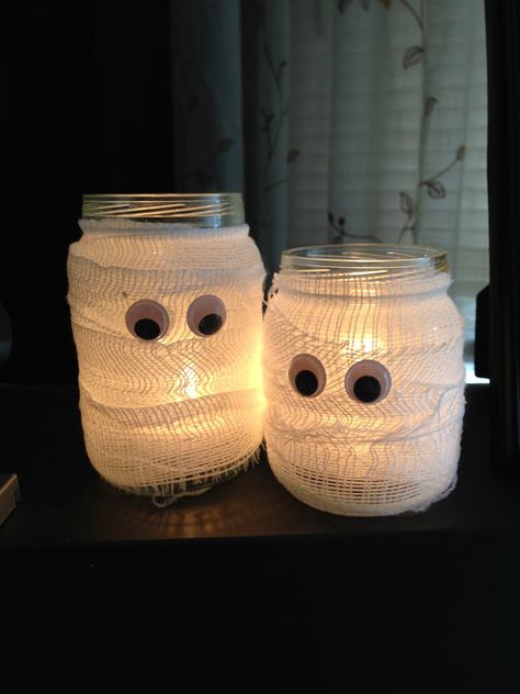 Mummy Candle Jars, Halloween Jars Ideas, Mummy Jars, Lights In A Jar, Craft Halloween Decorations, Creative Halloween Decorations, Bricolage Halloween, Halloween Crafts Preschool, Craft Halloween