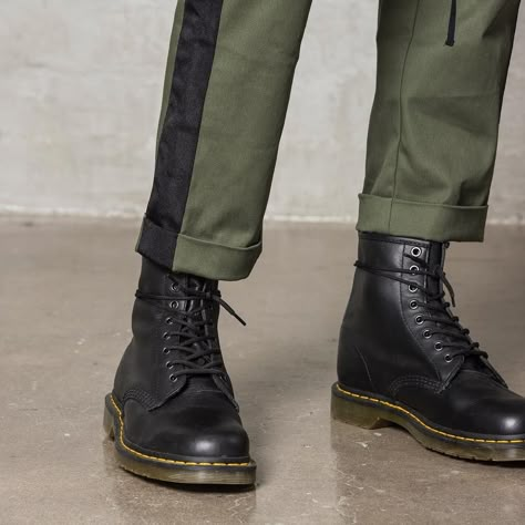 Solovair Boots, Boots Men Outfit, Doc Marten Boot, Rocker Outfit, Mens Smart Casual Outfits, Black Shoes Men, Smart Casual Men, Outfits Hombre, Dr Martens Boots