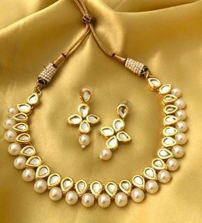 Indian Kundan Jewellery, Earring Bride, Necklace Set Indian Bridal Jewelry, Haath Phool, Diy Earrings Materials, Earrings Kundan, Friend Song, Jewellery Photography, Neck Pieces Jewelry