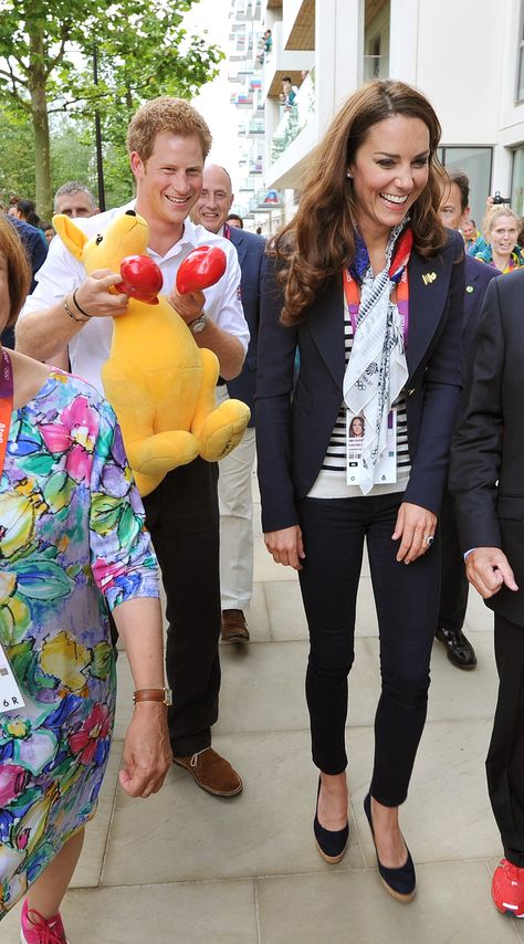 Kate's smile couldn't have been bigger when Prince Harry walked behind her carrying a giant kangaroo during... Prince Harry And Kate, Kate And Harry, Herzogin Von Cambridge, Princesse Kate Middleton, Prinz Harry, Royal Family England, Kate Middleton Photos, Principe Harry, Catherine Elizabeth Middleton