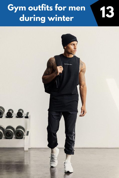 Gym outfit voor mannen: een zwarte tanktop met opschrift 'Relentless Pursuit', zwarte trainingsbroek en witte sportschoenen. De look wordt aangevuld met een zwarte muts en rugzak, gefotografeerd in een fitnessruimte met dumbbells op de achtergrond. Winter Gym Outfit Men, Winter Gym Outfit, Stylish Gym Outfits, Gym Outfit Men, Stylish Activewear, Thermal Leggings, Hit The Gym, Best Gym, Gym Outfits