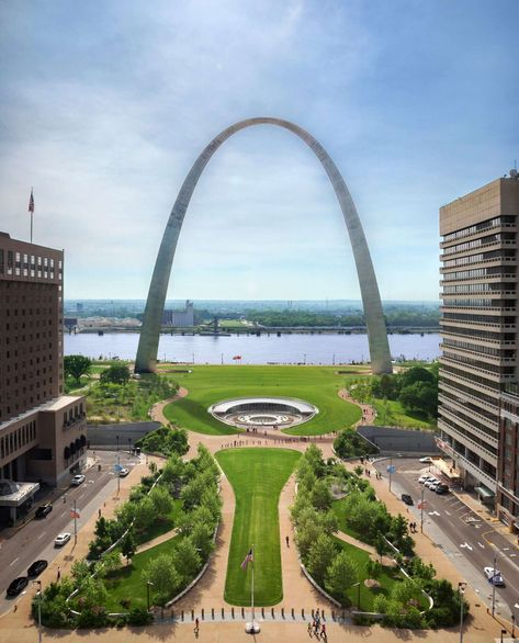 Gateway Arch National Park St Louis Art Museum, St Louis Art, Cool Places, Gateway Arch, Missouri Botanical Garden, Colorful Murals, City Museum, New Museum, Plaza Hotel