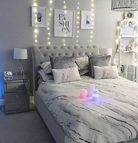 Room Decor Bedroom White And Grey, Cute Grey Bedroom Ideas, Single Bedroom Ideas Woman, Small Grey Room Ideas Bedroom, Grey Bedroom Ideas Single Bed, Aesthetic Single Bedroom, Cute Grey Room Ideas, Bedroom Inspirations For Small Rooms Aesthetic, Girls Grey Bedroom Ideas