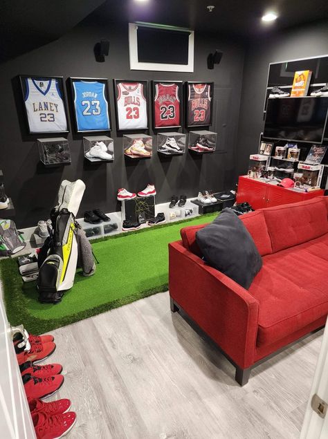 Sports Game Room Ideas, Sports Office Decor Ideas, Sports Office Decor, Sports Room Man Cave, Content Corner, Sports Man Cave, Mens Room Decor, Sports Locker, Gaming Bedroom