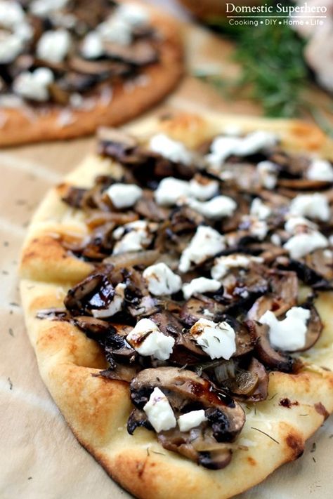 Mushroom & Goat Cheese Flatbread with Balsamic Glaze Goat Cheese Flatbread, Mushroom Goat Cheese, Goats Cheese Flatbread, Naan Pizza Recipes, Homemade Naan, Cheese Flatbread, Naan Pizza, Naan Recipe, Meatless Mondays