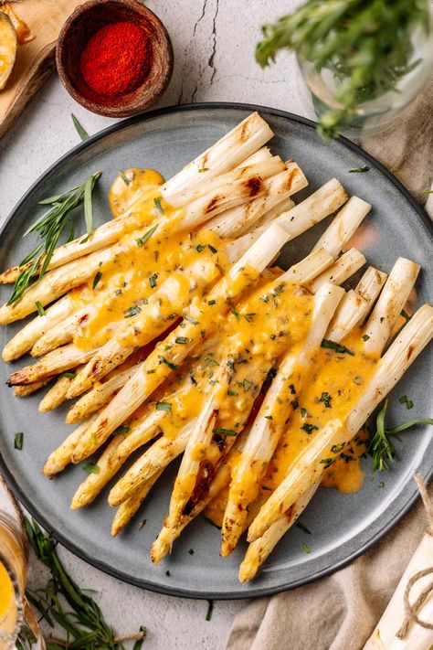 Grilled White Asparagus with Bearnaise Sauce Holiday Asparagus Recipes, White Asparagus Recipes, Asparagus Egg, Fancy Foods, Grilled Asparagus Recipes, French Sauces, Asparagus Seasoning, Bearnaise Sauce, Asparagus Recipes