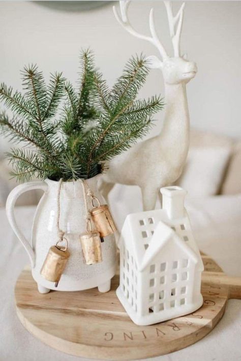 winter table centerpiece ideas White And Natural Christmas Decor, White Green Brown Christmas Decor, White And Beige Christmas Decor, Green And Neutral Christmas Decor, Neutral Color Christmas Decor, Christmas Neutral Decor, White Green Christmas Decor, Christmas Trends 2023/24, Nude Christmas Decor