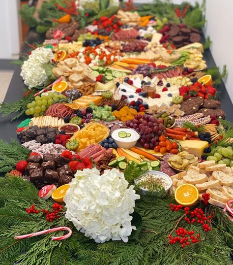 Grazing Table Christmas Party, Christmas Breakfast Grazing Table, Charcuterie Island, Christmas Grazing Table Ideas, Holiday Grazing Table, Partyfood Ideas, Christmas Grazing Table, Xmas Appetizers, Christmas Nibbles