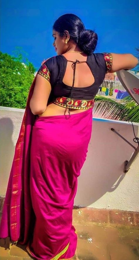 Saree Photoshoot, Beautiful Body, Beautiful Women Over 40, Sign Language, Indian Beauty Saree, India Beauty, Indian Sarees, Desi Beauty, Young Woman