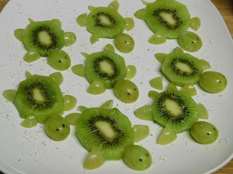 Turtle animals :) kiwi grapes Kiwi And Grape Turtles, Turtle Kiwi, Kiwi Turtle, Snacks To Make With Kids, Kiwi Snacks, Fruit Turtle, Turtle Snacks, Cute Snack Ideas, Food Board Ideas