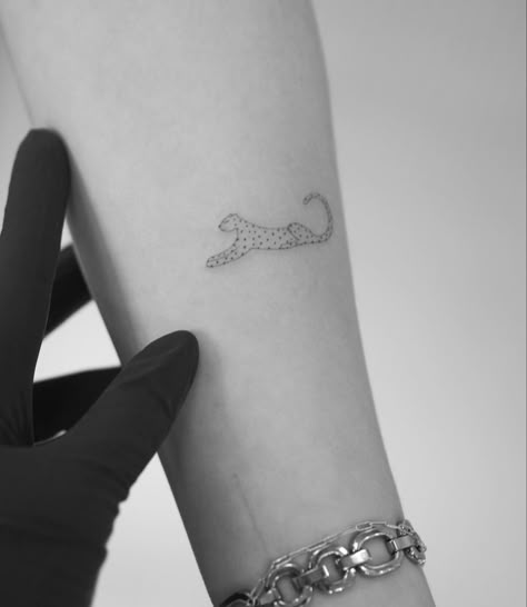 Small Cheetah Tattoo Simple, Tattoo Placement Arm, Cheetah Tattoo, Jaguar Tattoo, Leopard Tattoos, Cute Tats, Leo Tattoos, Tattoos Inspo, Petite Tattoos