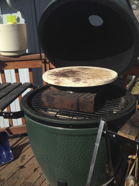 Big Green Egg Pizza, Green Egg Pizza, How To Grill Pizza, Big Green Egg Smoker, Grilling Pizza, Egg Smoker, The Green Egg, Big Green Egg Table, Green Egg Bbq