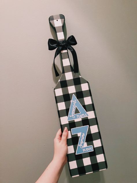 gingham paddle, delta zeta paddle Delta Zeta Paddle Ideas, Delta Zeta Paddle, 21st Paddle, Sorority Social Themes, Paddle Sorority Big, Sorority Canvas Paintings, Sorority Canvases, Paddle Sorority, Fraternity Paddles