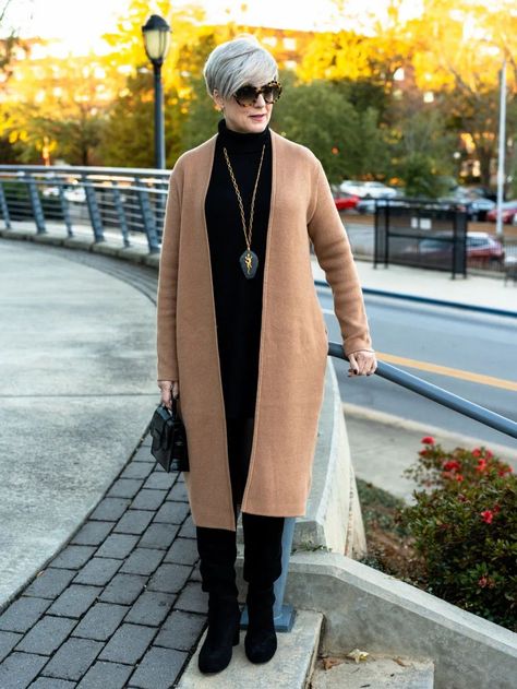 Neutral Wardrobe Outfits, Long Cardigan Outfit, Amsterdam Outfit, Style At A Certain Age, Monochromatic Outfit, Cardigan Design, Older Women Fashion, Boots Style, Ageless Style