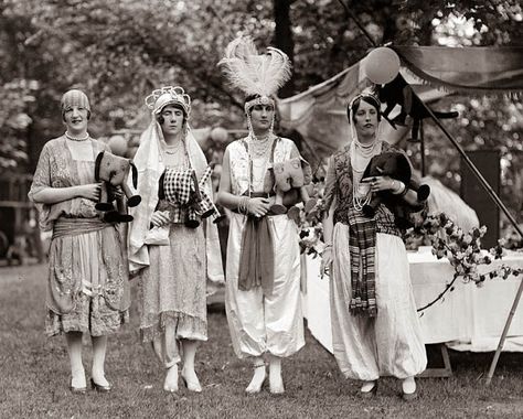 1920's Bohemian Fashion Bright Young Things, Cecil Beaton, 1920s Flapper, Famous Photographers, Roaring Twenties, Roaring 20s, 1920s Fashion, Old Pictures, Fashion Advice