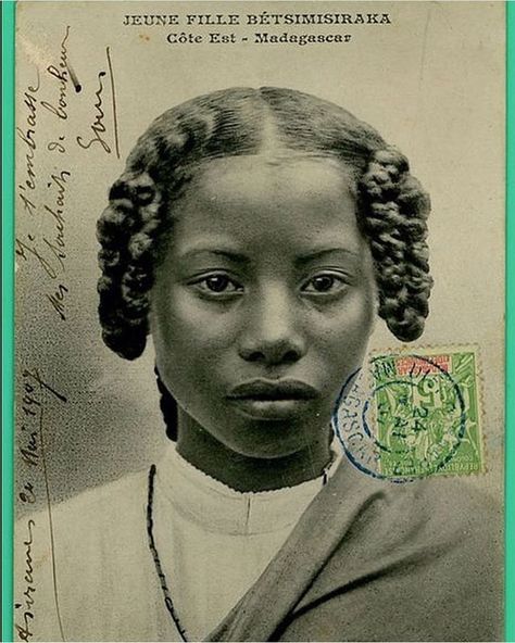 Madagascar 🇲🇬 A young Betsimisaraka Woman. Early 20th century. || Vintage postcard; publisher Charifou Jeewa à Diégo-Suarez. Madagascar Women Hair, Vintage Afro Hairstyles, Madagascar Women, East African Women, African Royalty, History Facts Interesting, Vintage Black Glamour, African People, African Diaspora