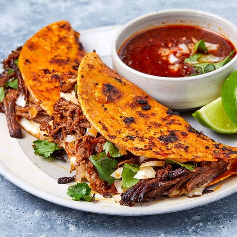 birria tacos recipe Mexican Favorites, Classic Beef Stew, Nacho Libre, Birria Tacos, Yummy Meals, Beef Chuck Roast, Cooking Sauces, Shredded Beef, Thanksgiving Menu