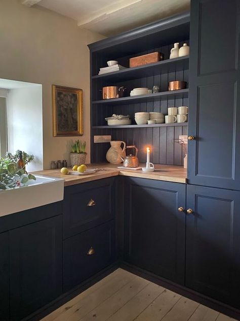 navy blue built in cabinets Wooden Worktop Kitchen, Dark Blue Kitchens, Kitchen Plinth, Navy Blue Kitchen, Navy Kitchen, Dream Interior, Blue Kitchen Cabinets, Rustic Country Home, Bay House