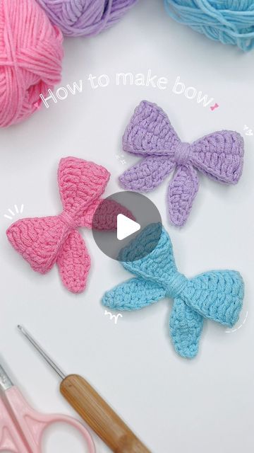 Crochet Bow Tutorial Videos, Crochet Bow Keychain Tutorial, How To Make A Bow With Yarn, Crochet Small Bow, Crochet Mini Bow, Crochet Bow Tutorial, How To Crochet A Bow, Crochet Bow Pattern Free, Crocheted Bows