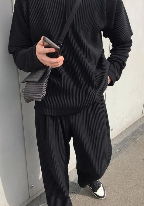 Pleated Pants Outfit, Issey Miyake Pants, Mens Pleated Pants, Korean Street Fashion Men, Korean Pants, Normcore Fashion, Korean Fashion Black, Black Men Fashion Urban, Mens Fashion Swag