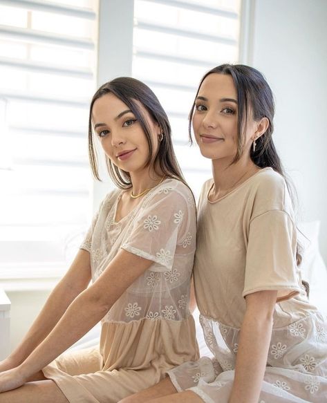 Merrell Twins Instagram, Veronica And Vanessa, Vanessa Merrell, Merrell Twins, Marina Laswick, Just Stop, Cam Girls, Beautiful Woman, Nice Tops