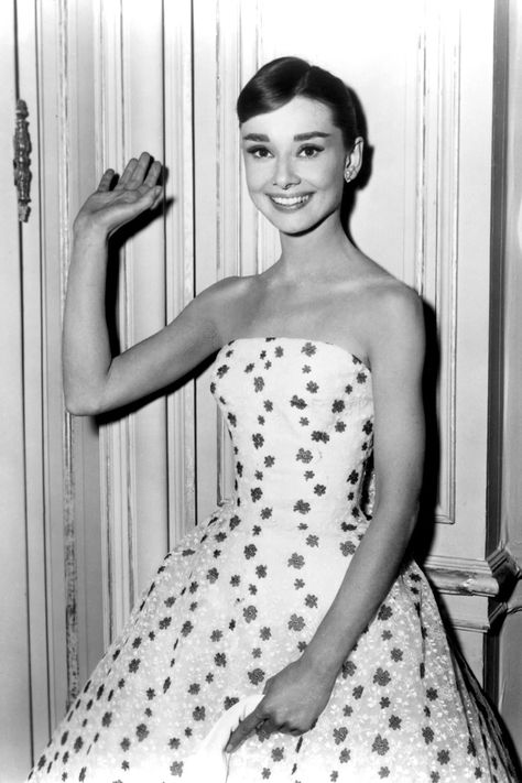 Audrey Hepburn Style and Fashion pictures | British Vogue Audrey Hepburn Style Dresses, Audrey Hepburn Outfit, Klasik Hollywood, Audrey Hepburn Dress, Audrey Hepburn Photos, Audrey Hepburn Style, Hepburn Style, Fair Lady, Norma Jean