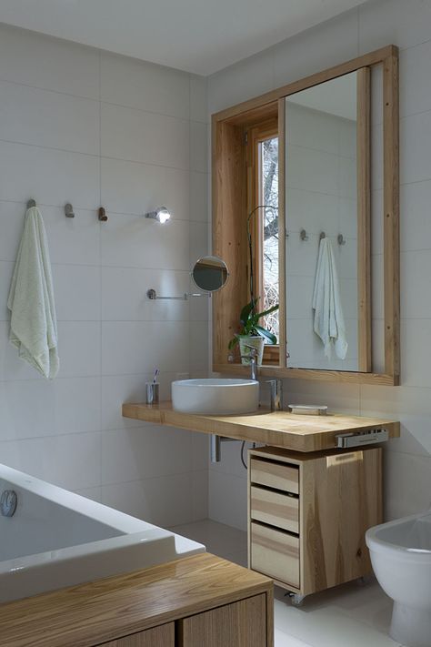 idée pour une vasque devant une fenetre - lavabo - caisson à roulettes - salle de bain - bathroom - sink - cupboard on wheels Scandinavian Bathroom Design, Toilette Design, Sliding Mirror, Scandinavian Bathroom, Bathroom Windows, 아파트 인테리어, Window Mirror, Trendy Bathroom, Wood Bathroom