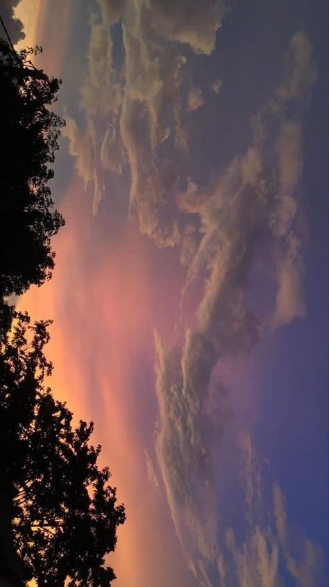 Sky Purple, Sunset Hues, Sky Photography Nature, Dark Nature Aesthetic, Sky Pictures, Look At The Sky, Sky Sunset, Purple Sky, Pretty Sky