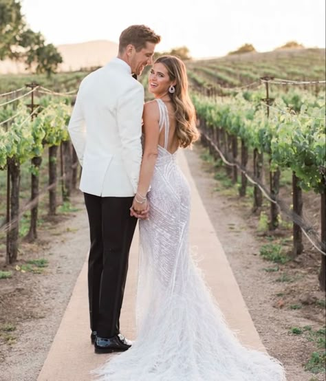 Jojo Fletcher Wedding Dress, Bright Wedding Photos, Jojo Fletcher Wedding, Jojo And Jordan, Bridal Era, Bridal Pose, Jojo Fletcher, Wedding Portrait Poses, Wedding Gown Inspiration