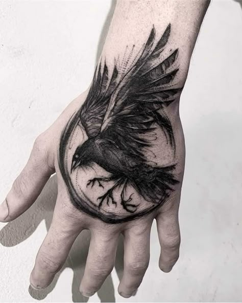 crow raven hand tattoo Crow Tattoo Meaning, Tattoo Crane, Rabe Tattoo, Herren Hand Tattoos, Bird Tattoo Men, Crow Tattoo Design, Kunst Tattoos, Crow Tattoo, Men Tattoos