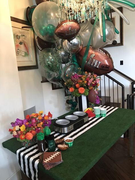 Football Tablescape, Football Table Decorations, Eagles Party, Football Party Treats, Football Activities, Supper Bowl, Football Party Games, Superbowl Party Decorations, Football Theme Birthday