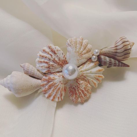 Seashells And Pearls, Sea Shell Crafts Diy Ideas, Seashell Barrettes, Sea Shell Accessories, Seashell Hair Clips, Seashell Hair Accessories, Home Made Jewelry Ideas, Seashell Jewelry Diy, Sea Shells Diy