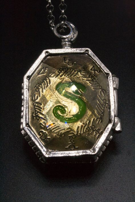 Horcrux Locket, Slytherin Locket, Salazar Slytherin, Harry Potter Phone, Fandom Jewelry, Potter Facts, Harry Potter Facts, Harry Potter Universal, Locket Necklace