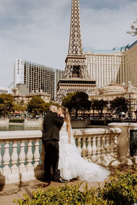 Bellagio Wedding, Vegas Style Wedding Photos, Bellagio Las Vegas Wedding, Fun Vegas Wedding Photos, Caesars Palace Wedding, Welcome To Vegas Sign, Vegas Elopement Ideas Photography, Paris Hotel Las Vegas, Las Vegas Wedding Dresses