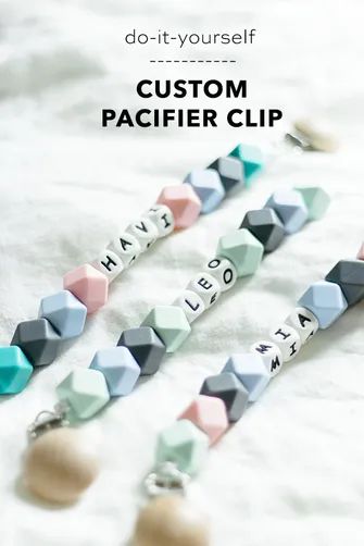 Custom Pacifier, Pacifier Clips Diy, Beaded Pacifier Clip, Teething Pacifier, Baby Diy Projects, Binky Clips, Baby Pacifier Clip, Diy Bebe, Diy Baby Gifts