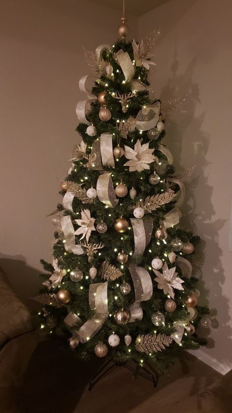 Champagne And White Christmas Tree, Christmas Tree Ideas Green, Christmas Tree Ideas Aesthetic, Christmas Tree Ideas Pink, Christmas Tree Ideas Classy, Christmas Tree Ideas Blue, Christmas Tree Ideas Simple, Christmas Tree Ideas White, Pink Christmas Tree Ideas