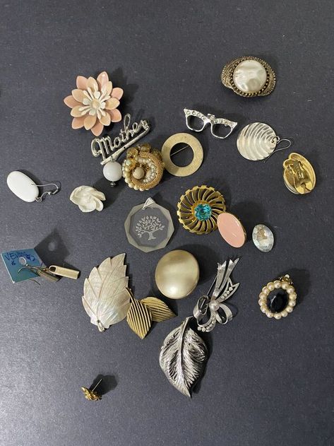 Repurpose Old Costume Jewelry, Resale Jewelry, How To Clean Vintage Costume Jewelry, Old Jewelry Crafts Fasteners & Closures, Repuposed Vintage Jewelry, Old Key Crafts, Countertop Remodel, Old Costume, Jewelry Artwork