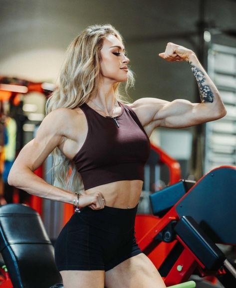 Female fitness model Flexing Muscles Pose Reference, Female Biceps, Buff Women, Body Reference Poses, Female Fitness, Female Fitness Model, Back And Biceps, Flexing, Gym Workout Tips