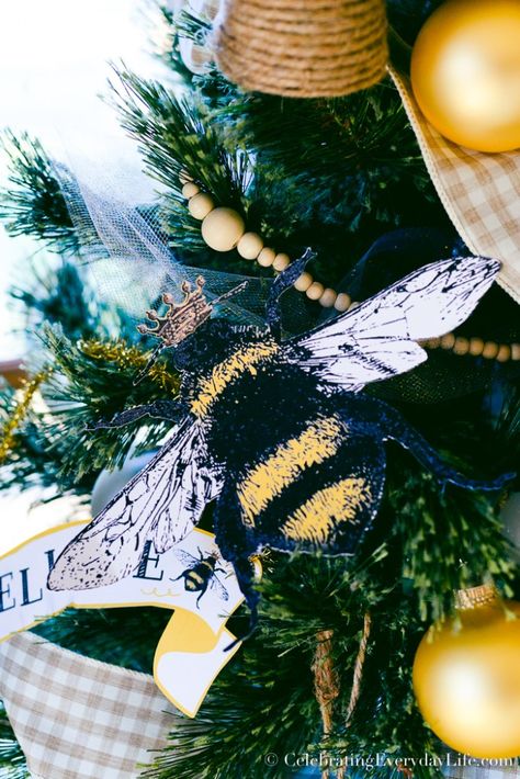 How to Decorate a Bee Themed Christmas Tree Bee Theme Christmas Tree, Bumble Bee Christmas Tree, Wreath Themes, Bee Christmas Tree, Christmas Bee, Bee Christmas, Forest Ideas, Bee Things, Honey Decor