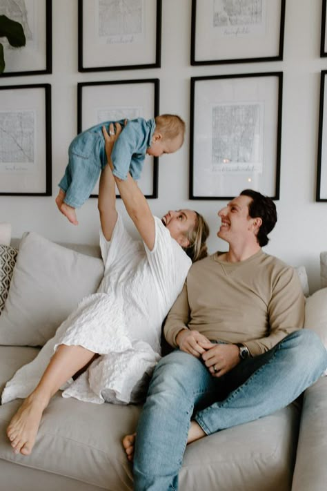 Family Of 3 In Home Session, Living Room Lifestyle Photography, Family Photos Home Session, Family Portrait Indoor, Family Photos Inside Home, In Home Family Photo Shoot Outfits, In Home Family Session With Baby, Family Photos Couch, Family Photos Bedroom