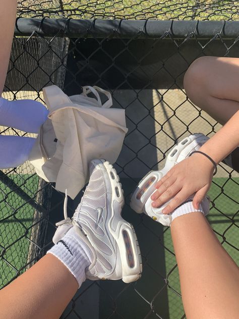 White Tns Outfit, White Tns, Tns Nike, Shoes Aesthetic, Nike Tn, Fresh Shoes, Nikes Girl, Hype Shoes, My Shoes