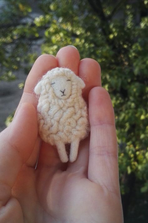 Sheep Brooch, Sheep Embroidery, Needle Felted Brooch, Felted Sheep, Sheep Crafts, Fabric Brooch, Sewing Stuffed Animals, Sheep And Lamb, Felt Jewelry