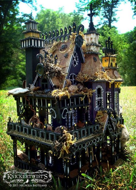 Halloween decorations - Take an old plastic doll house and turn it into a haunted house with spray paint and Halloween accessories! Description from pinterest.com. I searched for this on bing.com/images Casa Halloween, Haunted Dollhouse, Halloween Miniatures, Faeries Gardens, Haunted Dolls, Halloween Village, Fairy Garden Houses, Halloween Doll, Witch House