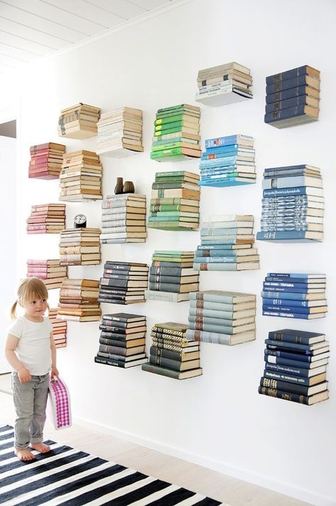 Ingenious for small spaces: invisible bookshelves! The possibility for book storage and style abounds... Invisible Bookshelf, Bookshelves For Small Spaces, Invisible Shelves, Creative Bookcases, Unique Bookshelves, Floating Books, Floating Bookshelf, Floating Bookshelves, Book Wall