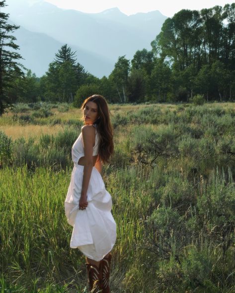 JOURDAN SLOANE | 🏔️🪻🤍🌾☀️🌲 | Instagram Country Side Photoshoot Ideas, Alaska Senior Pictures, Cute Country Photoshoot Ideas, White Dress Field Photoshoot, Pasture Photoshoot, Southern Aesthetic Country, Floral Dress Photoshoot, Southern Girl Aesthetic, Branding Photoshoot Outdoor