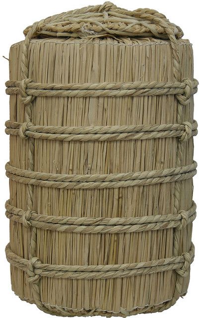 Japanese rice barrel made of straw Traditional Packaging, Rice Straw, Tea Package, Japanese Packaging, Japanese Festival, Rice Fields, Japanese Rice, Basket Case, Kyushu