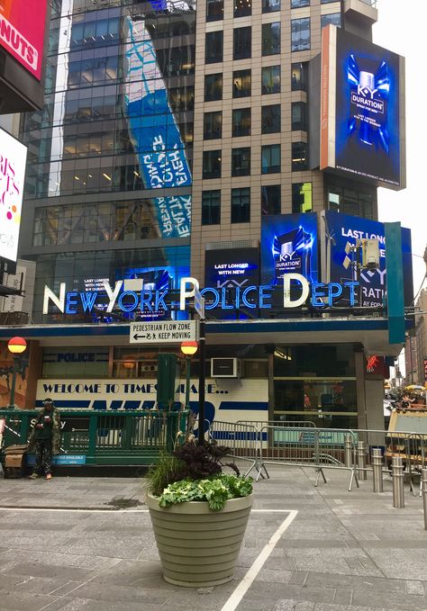 NYPD at Times Square Detective Aesthetic, Nyc Lifestyle, New York Police, Study Architecture, Police Detective, Dream Career, Law And Order Svu, Police Cars, Dream Job