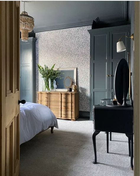 Victorian style bedroom Modern Victorian Bedroom Aesthetic, Contemporary Victorian Bedroom, Victorian Decor Bedroom, Modern Victorian Decor Bedroom, Victorian Bedroom Aesthetic, Victorian Bedroom Ideas, Modern Victorian Bedroom Ideas, Victorian Inspired Bedroom, Victorian Style Bedroom