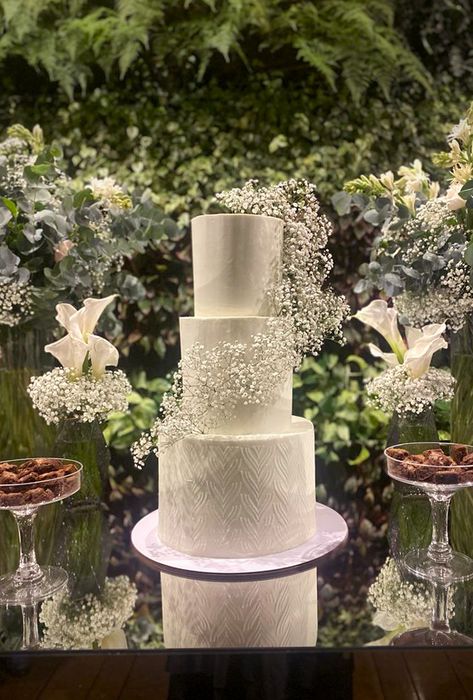 Buttercream Wedding cake, Gypso Cake Butter Pecan Wedding Cake, Butter Wedding Cake, Wedding Cake Cream, Tiered Wedding Cake With Pillars, Vintage Wedding Cake With Pillars, Cream Wedding Cakes, Cream Cakes, Cream Wedding, Buttercream Cake